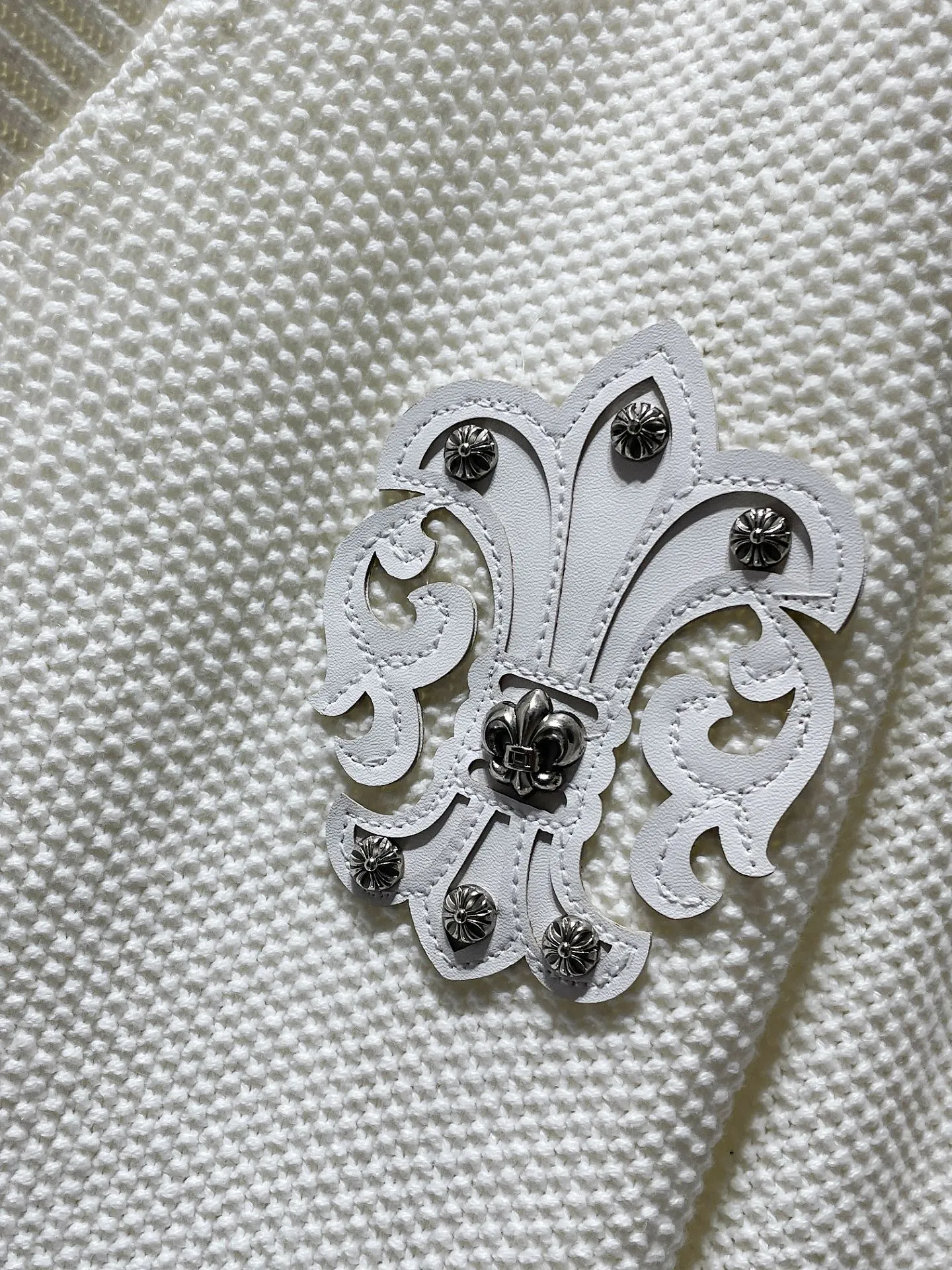 P276 Chrome Hearts 🍁Autumn and winter sweater series🍁 Crow embroidered holey loose Korean sweater Selected high-quality pure cotton high-weight knitted Customized Chrome Hearts hardware buttons ➕ Leather label embroidery on the chest Using Tajima machine embroidery technology Non-commercial version A must-have for fashionable high-street men and women 🌈Recommended colors: black white 🌈 Sizes: S, M, L, XL